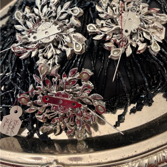 Elegant Silverplated brooch with faux pearls and rhinestones-brand new with tags - Picture 4 of 12